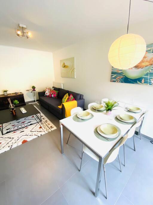 Large 3 Bedrooms In Center W Terraces & Parking Apartment *