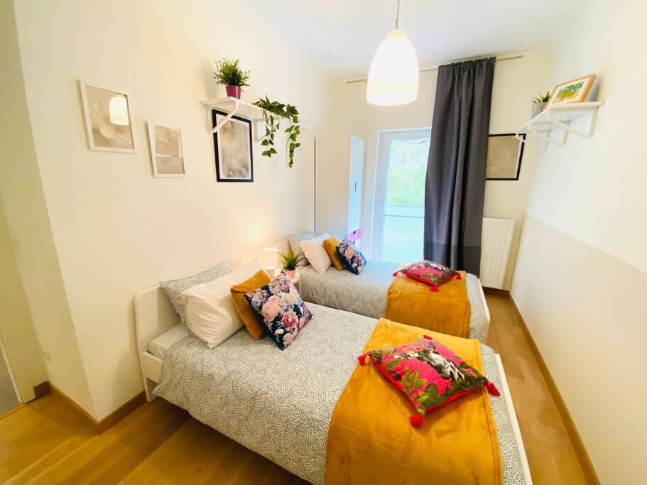 Large 3 Bedrooms In Center W Terraces & Parking Apartment *
